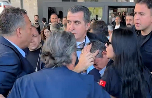 CHP lideri Özgür Özel AKM çıkışında saldırıya uğradı!