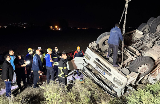 Hatay Reyhanlı'da tır devrildi: 1 ölü 1 yaralı