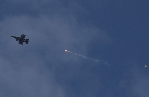 İsrail ve ABD savaş uçakları Yemen'e saldırdı çok sayıda hedef vuruldu