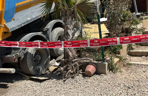 Aydın'da hafriyat kamyonunun çarptığı çöp kamyonundaki temizlik işçisi hayatını kaybetti