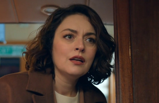 Ezgi Mola hayatının şokunu yaşadı! İspanya'daki evi işgal edildi