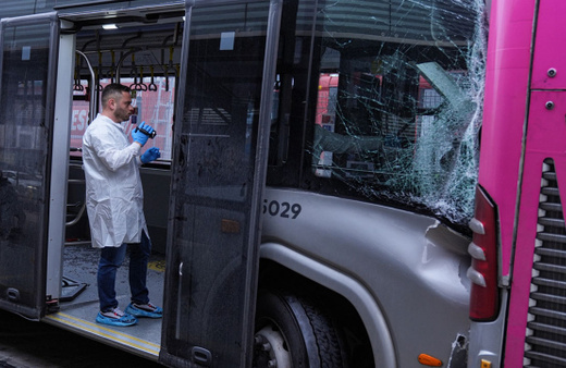 Beylikdüzü'nde durakta bekleyen metrobüse başka bir metrobüs çarptı! 1 ölü, 20 yaralı