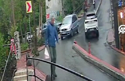 İstanbul'da otomobil takla attı, yaya kaldırıma çıkarak kurtuldu: O anlar kamerada