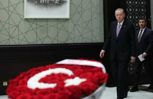 Kabine Toplantısı'nda Bahçeli sürprizi! Türk bayraklı çiçek...