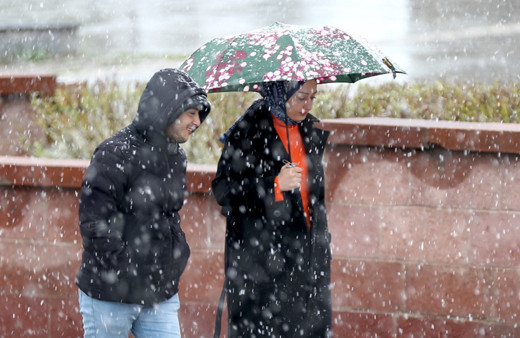 Burası Erzurum! Mayısın ortasında lapa lapa kar yağdı, vatandaş şaşkın