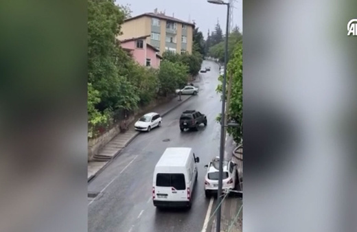 İETT otobüsünden akan mazot nedeniyle çok sayıda araç kaza yaptı