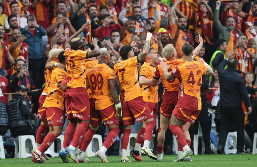 Barış Alper Yılmaz'ın golünde selfie sevinci