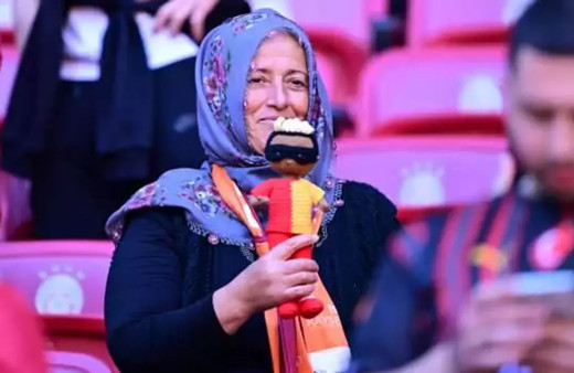 Victor Osimhen için maskeli bebek ören Neslihan teyze tribünde