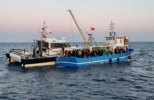 Edirne açıklarında balıkçı teknesinde 92 düzensiz göçmen yakalandı