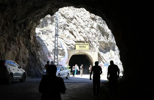 Erzincan'daki tarihi Kemaliyeliler Taş Yolu tırın tünele sıkışması sonucu ulaşıma kapatıldı