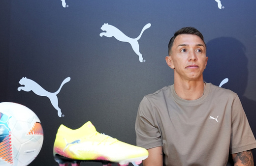 Galatasaray'ın Uruguaylı file bekçisi Muslera, imza gününde taraftarla buluştu