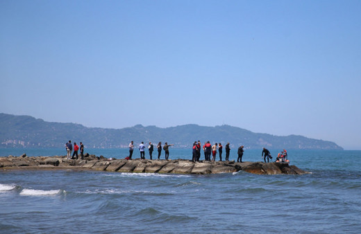 Serinlemek için denize giren üç liseli dehşeti yaşadı!