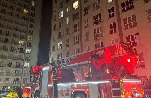 Esenyurt'ta çıkan yangında bir kadın 8'inci kattan aşağı atladı