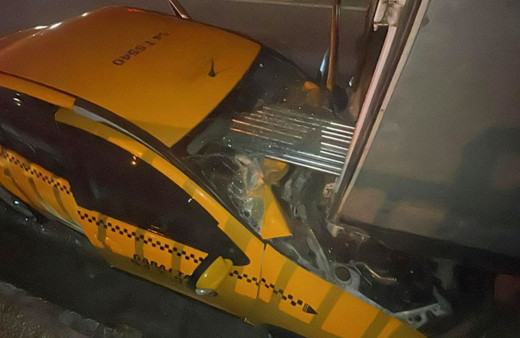 Pamukova'da feci kaza! Demir borular taksiye ok gibi saplandı