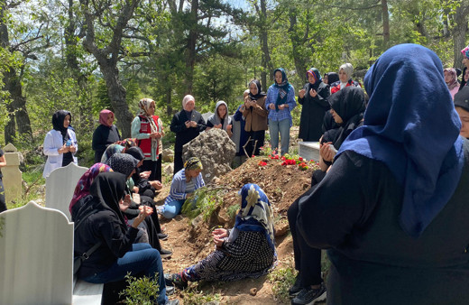 Dün hastanede öldürülmüştü! Tıbbı sekreter Eser Karaca toprağa verildi
