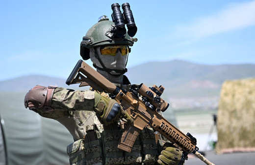 Kayseri'de nefes kesen görüntüler! Mehmetçik hünerlerini sergiledi: 4 bin metreden atladılar