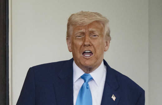 Trump'tan Apple'a şok: En az yüzde 25'lik bir gümrük vergisi ödenmeli