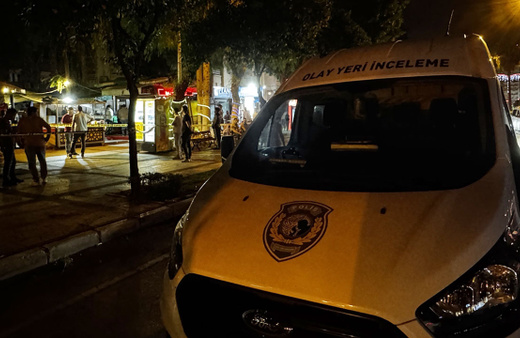 Adana'da bir kişi eski karısını çalıştığı büfede öldürüp intihar girişiminde bulundu