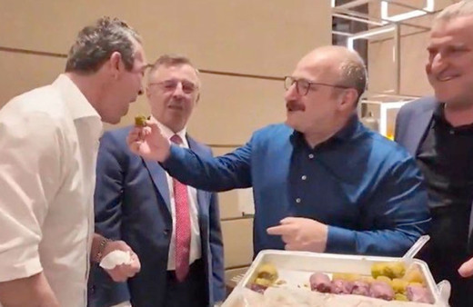 Eurolig finali öncesi kuliste Mustafa Varank Ali Koç'a eliyle baklava yedirdi