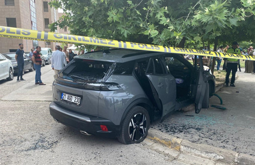 Diyarbakır'da hastane bahçesinde oturanlara otomobil çarptı! 1 ölü, 1 yaralı