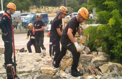 Düğün salonunda facia! Dekoratif beton kemer yıkıldı, doktor hayatını kaybetti