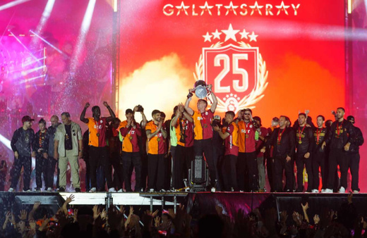 Galatasaray şampiyonluk kupasını kaldırdı