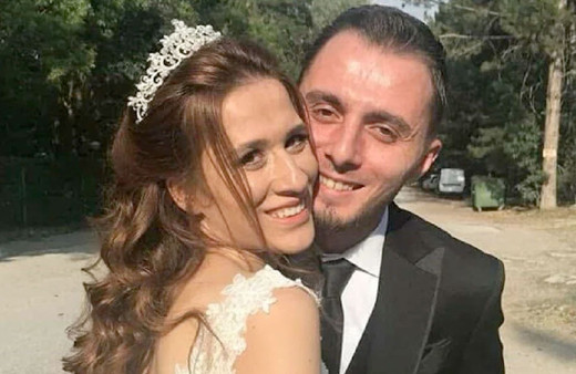 İzmir'de düğün salonunda dekoratif beto kemer yıkıldı doktor öldü eşi yaralandıı