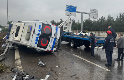 Tuzla'da kontrolden çıkan hasta nakil ambulansı devrildi