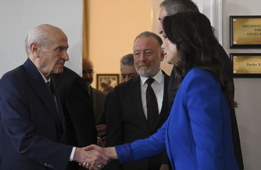 Devlet Bahçeli DEM heyetini kapıda bekledi, ayakta karşıladı