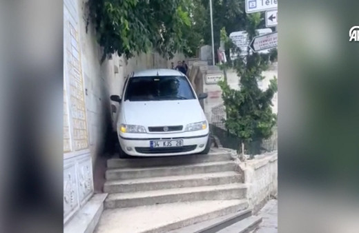 Eyupsultan'da sürücü otomobiliyle merdivenlerden böyle inmeye çalıştı