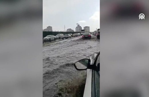 Başakşehir'de yollar su kanalına döndü sürücüler o anları kaydetti