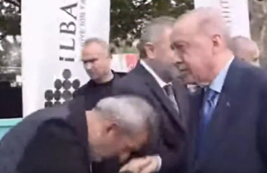 Cumhurbaşkanı Erdoğan’ın elini öpen Yavuz Bingöl sosyal medyada gündem oldu