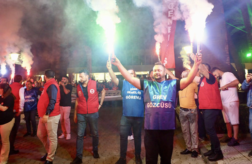İzmir Büyükşehir Belediyesi'nde 23 bin işçi greve çıktı! Pankartı belediye binasına astılar