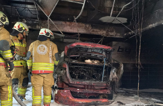 İş yeri sahibi de otomobil de yandı! Manisa'da feci olay