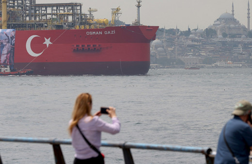 Türkiye'nin ilk Yüzer Üretim Tesisi Osman Gazi Gemisi, İstanbul Boğazı'ndan geçiyor