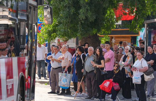İzmir'de grevin ikinci günü! Halk çile çekiyor: Duraklar doldu taştı, trafik felç oldu