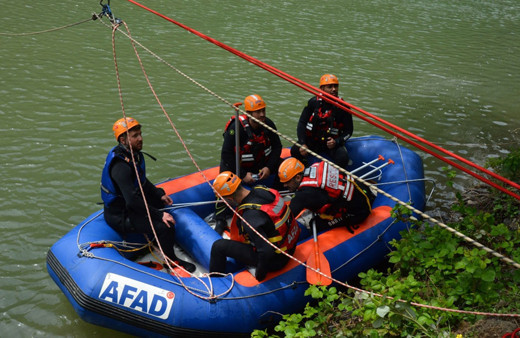 Trabzon'da 6 gün önce dereye düşen çocuğun cansız bedenine ulaşıldı