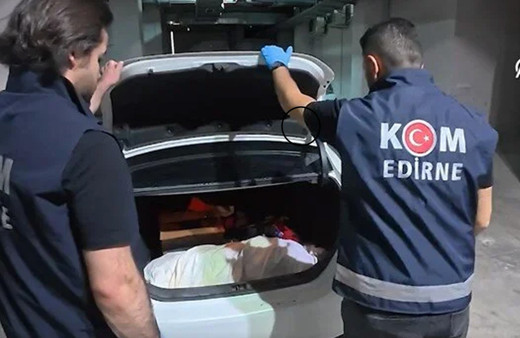 Bagajdan çıkan şaşırttı! İkonik eser çarşafa sarılı halde ele geçirildi: 3 gözaltı