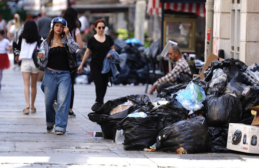 İzmir'de grev dördüncü gününde! Cadde ve sokaklarda çöp yığınları oluştu