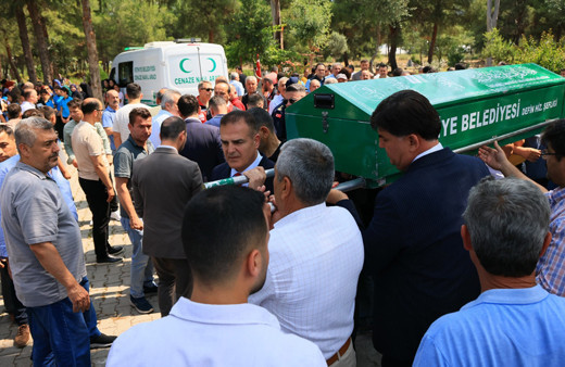 Fethiye'de depremde panikatak geçirerek ölen Afranur toprağa verildi