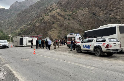 Hakkari'de midibüs devrildi: 12 asker yaralı