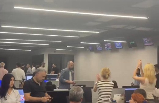 KRT'de maaş krizi: Gazetecilerden protesto