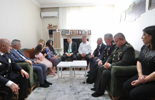 Bakan Yerlikaya’dan şehit ailesine bayram ziyareti