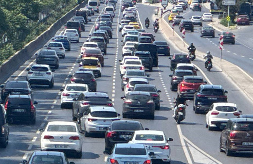 Hafta ortasında İstanbul'da trafik felç oldu