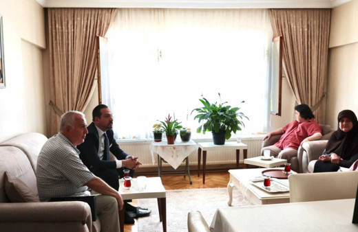 Kürşad Zorlu'dan "Annemiz" projesi kapsamında şehit ailesine anlamlı ziyaret