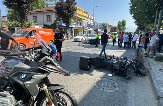 Düzce'de otomobil ile çarpışan motosikletteki 2 polis memuru yaralandı