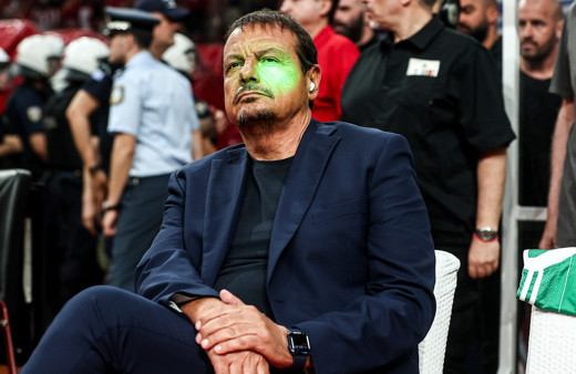 Ergin Ataman'a lazer tuttular Yunan bayrakları açtılar