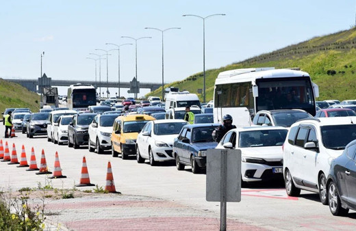 Kurban Bayramı tatilinin son gününde İstanbul-İzmir Otoyolu'nda dönüş yoğunluğu sürüyor