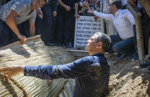 CHP Lideri Özgür Özel, mezara inerek Zeyrek’in naaşını defnetti