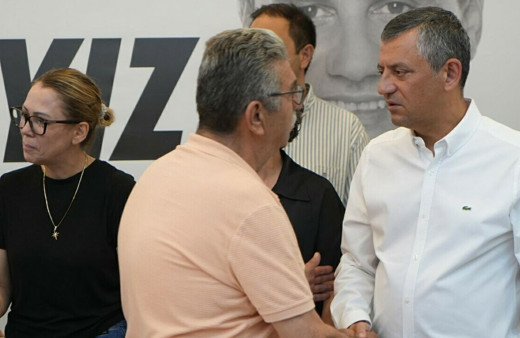 Eşi Nurcan Zeyrek Kur'an okuttu! Özgür Özel aileyle taziye kabul etti